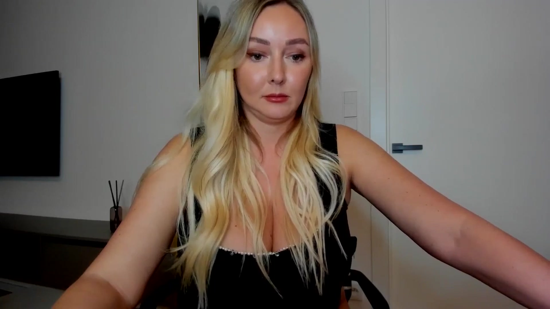 Gallery image thumbnail from Mi_Ha's myfreecams stream on, 08/28/2025, 14:27 image 15 of 20