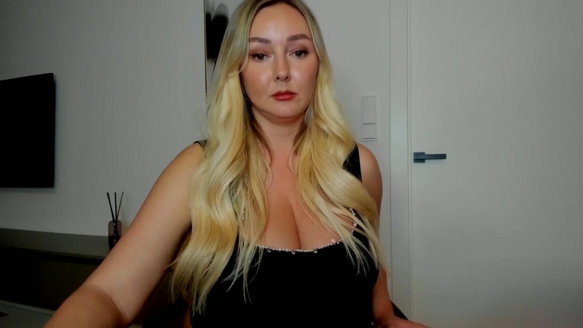 Gallery image thumbnail from Mi_Ha's myfreecams stream on, 08/28/2025, 14:27 image 4 of 20