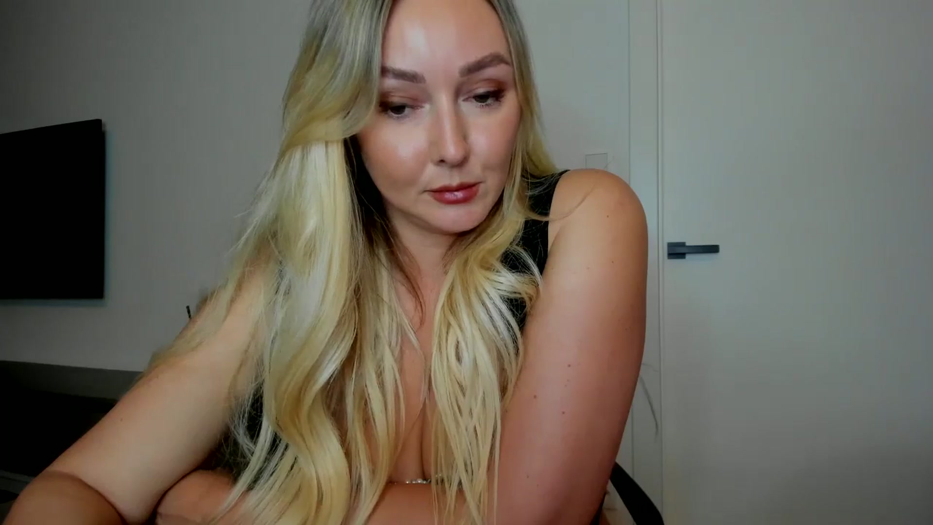 Gallery image thumbnail from Mi_Ha's myfreecams stream on, 08/28/2025, 14:27 image 13 of 20