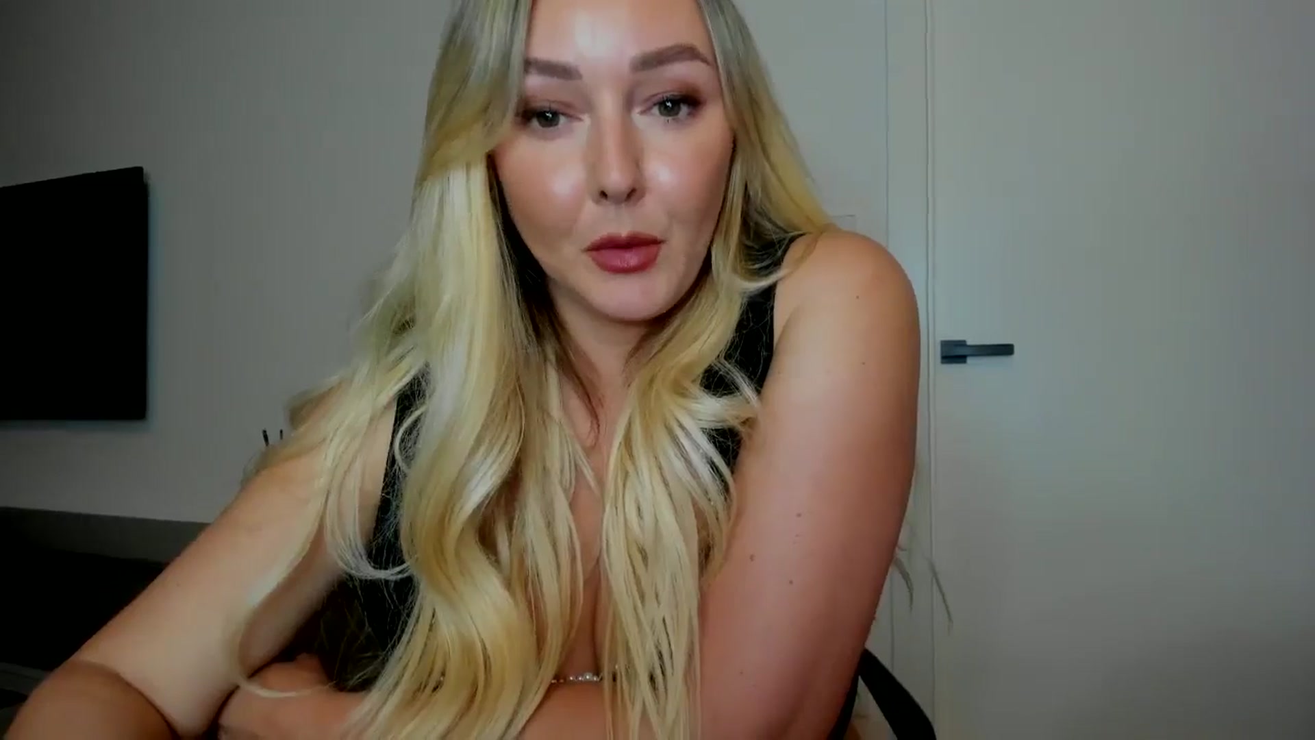Gallery image thumbnail from Mi_Ha's myfreecams stream on, 08/28/2025, 14:27 image 12 of 20