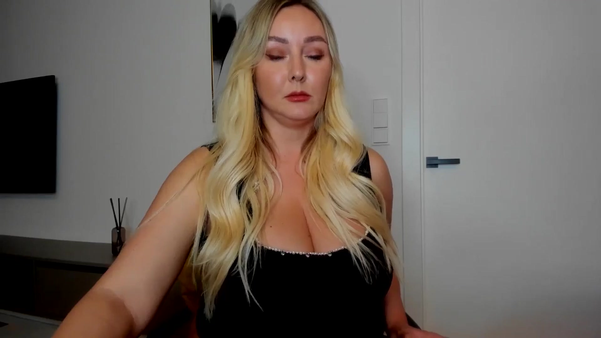 Gallery image thumbnail from Mi_Ha's myfreecams stream on, 08/28/2025, 14:27 image 8 of 20