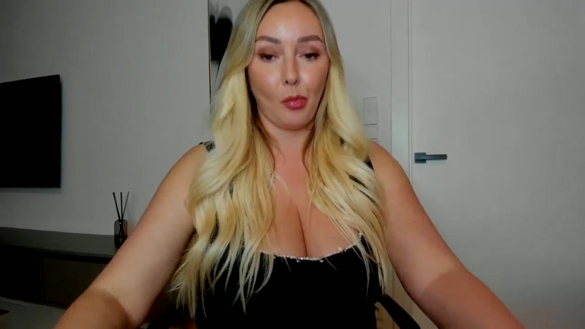 Gallery image thumbnail from Mi_Ha's myfreecams stream on, 08/28/2025, 15:37 image 3 of 20