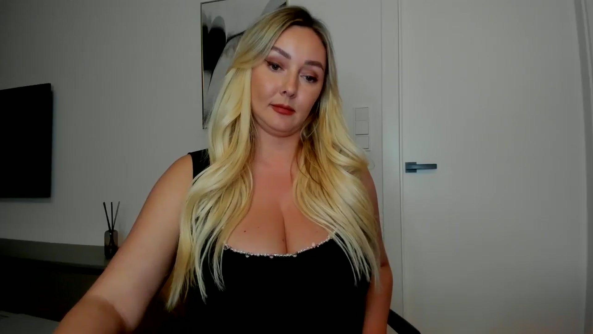 Gallery image thumbnail from Mi_Ha's myfreecams stream on, 08/28/2025, 15:37 image 16 of 20