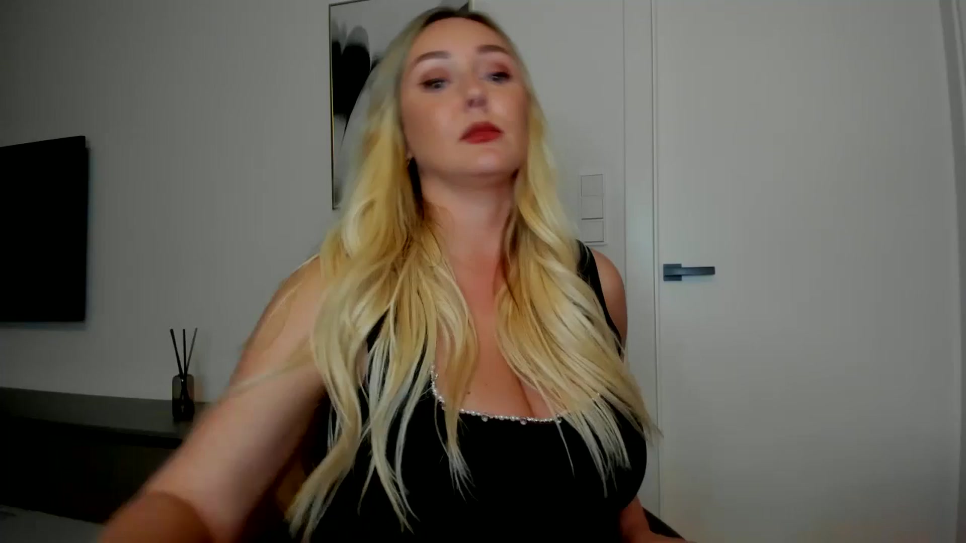 Gallery image thumbnail from Mi_Ha's myfreecams stream on, 08/28/2025, 15:37 image 15 of 20