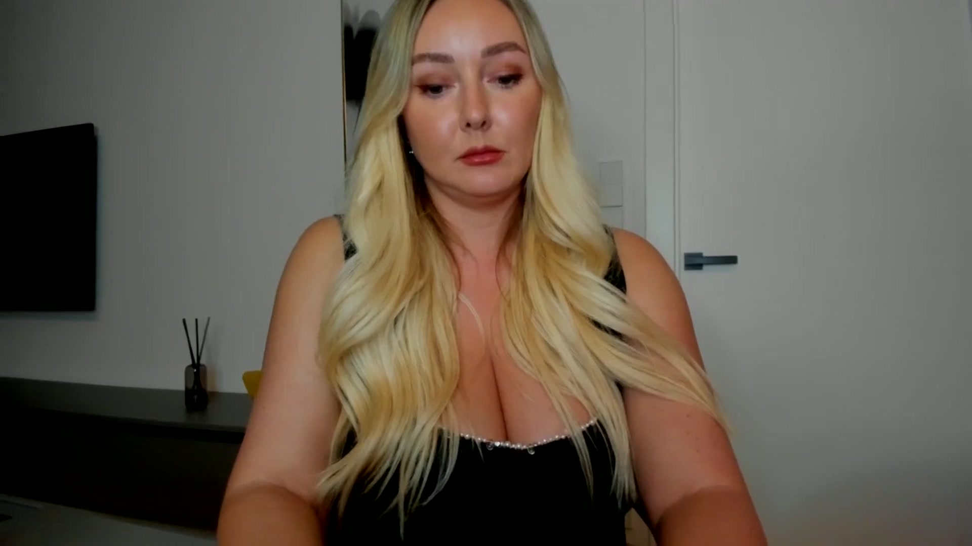 Gallery image thumbnail from Mi_Ha's myfreecams stream on, 08/28/2025, 15:37 image 4 of 20
