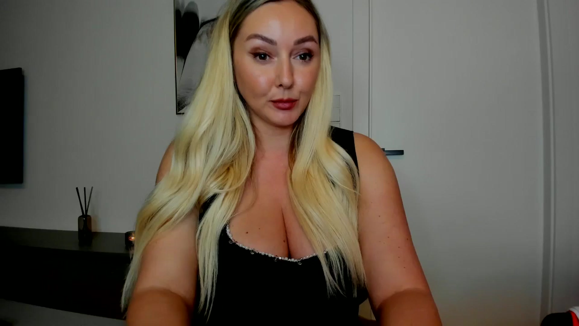 Gallery image thumbnail from Mi_Ha's myfreecams stream on, 08/28/2025, 19:49 image 6 of 20