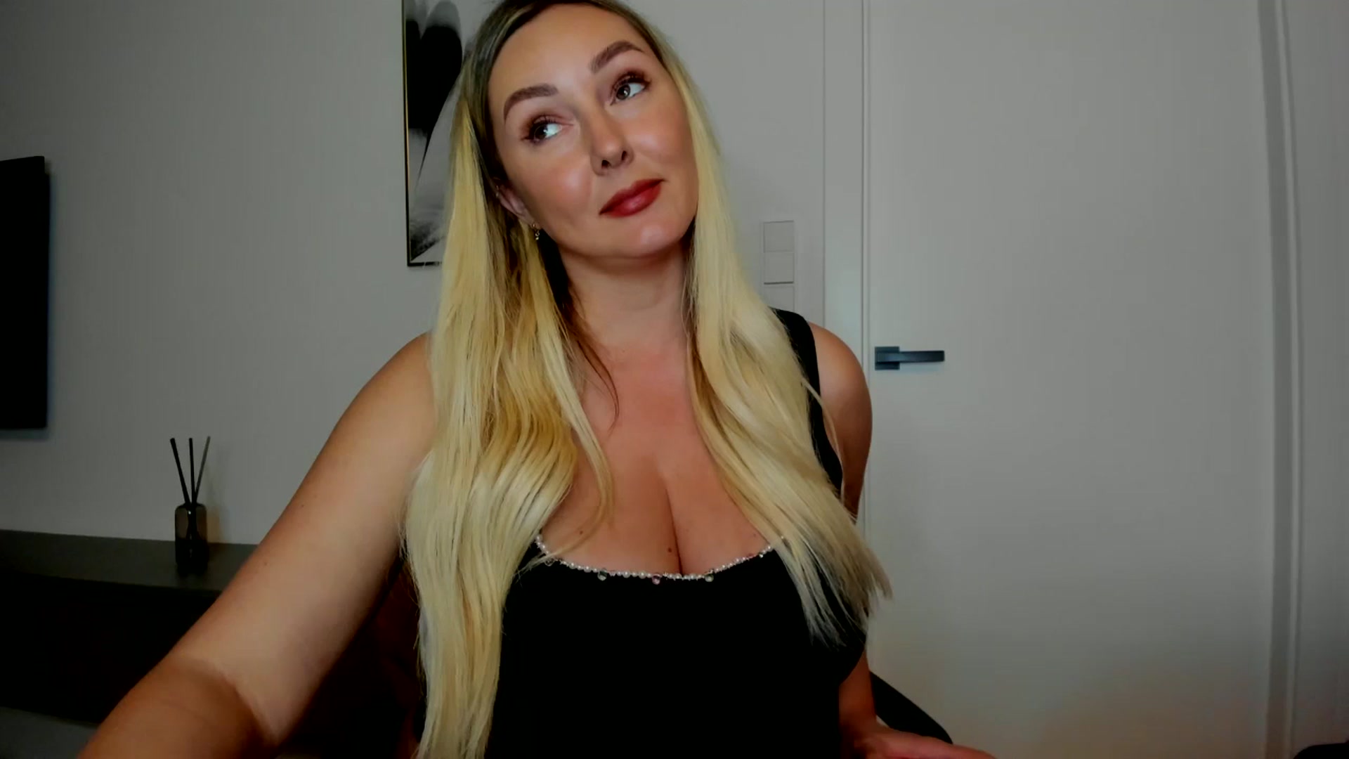 Gallery image thumbnail from Mi_Ha's myfreecams stream on, 08/28/2025, 19:49 image 2 of 20