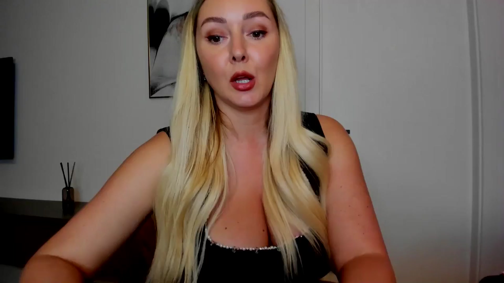 Gallery image thumbnail from Mi_Ha's myfreecams stream on, 08/28/2025, 19:49 image 5 of 20