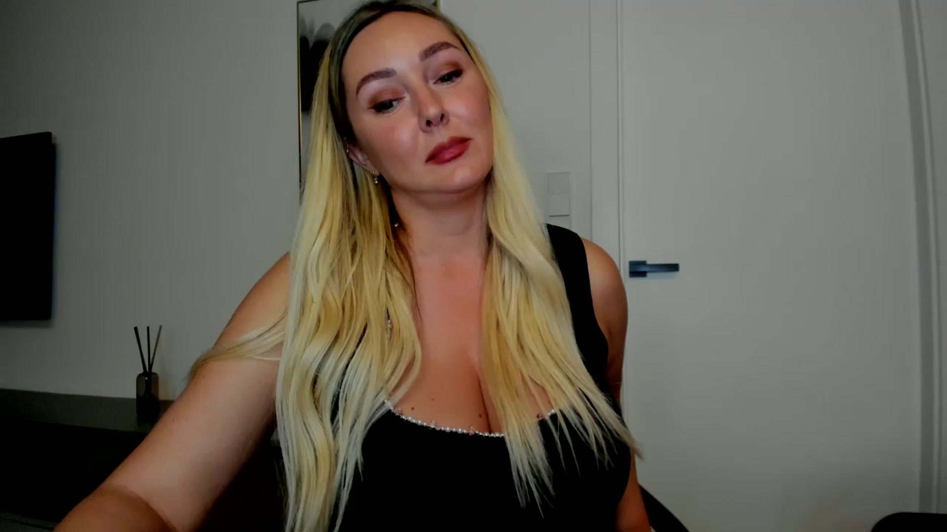 Gallery image thumbnail from Mi_Ha's myfreecams stream on, 08/28/2025, 20:50 image 1 of 20