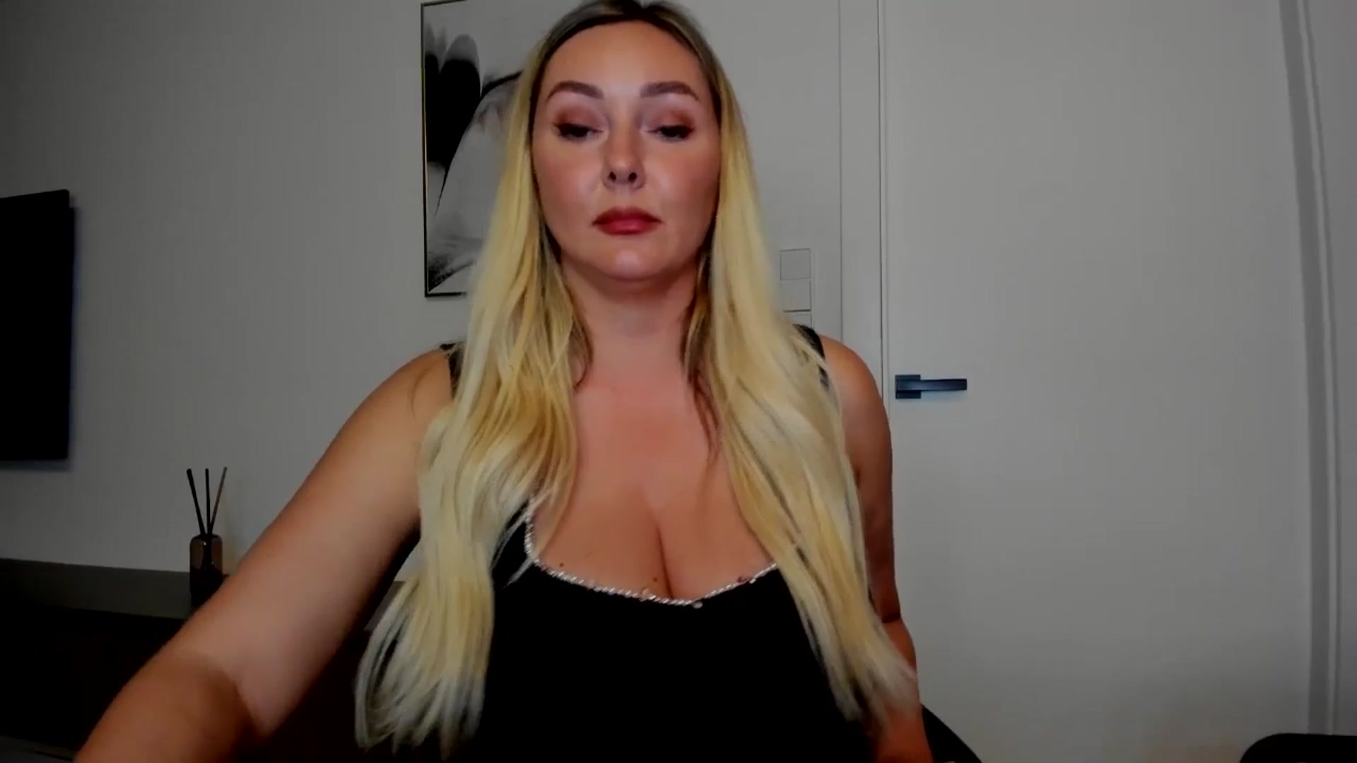 Gallery image thumbnail from Mi_Ha's myfreecams stream on, 08/28/2025, 20:50 image 6 of 20