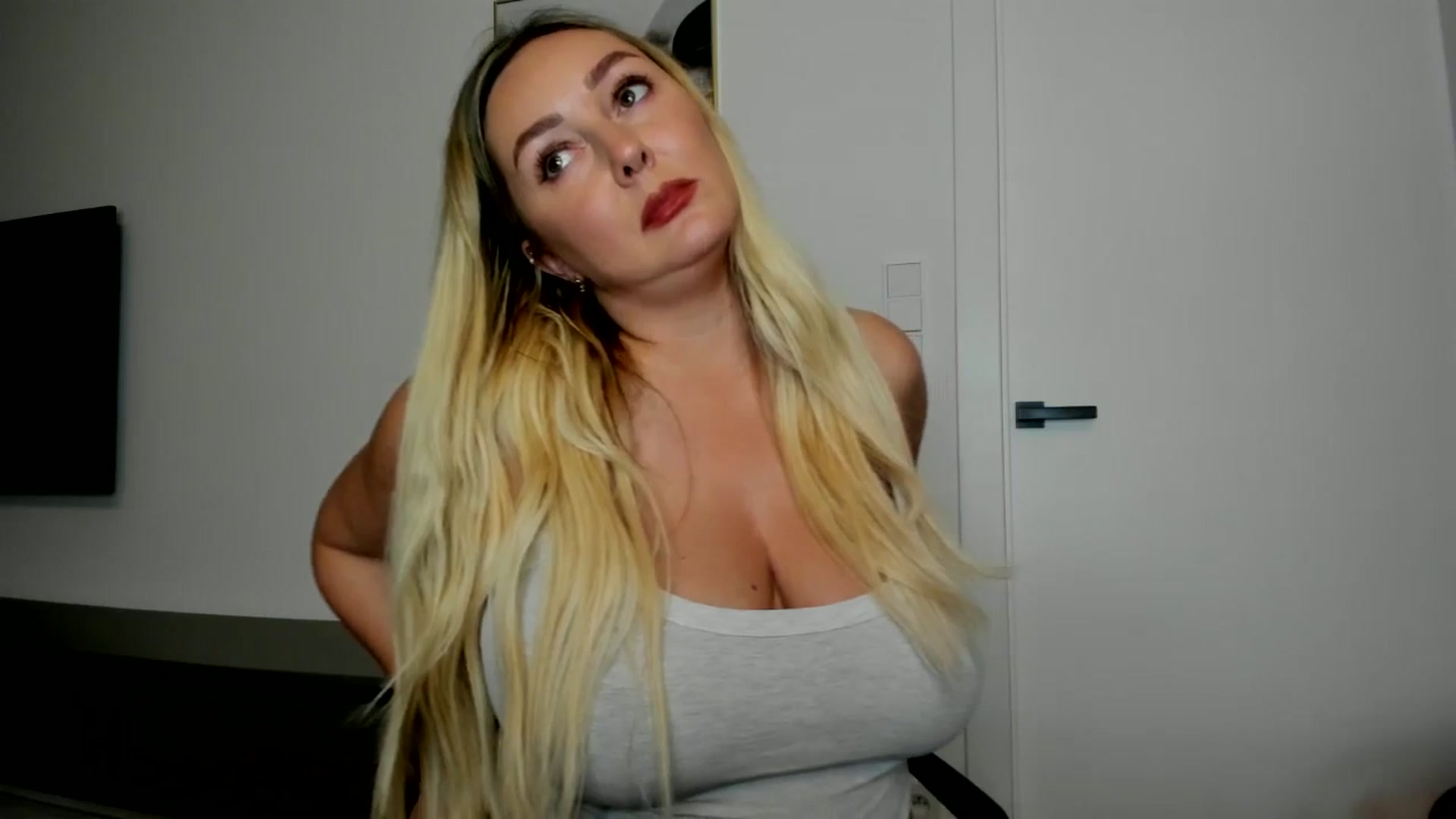 Gallery image thumbnail from Mi_Ha's myfreecams stream on, 08/29/2025, 14:21 image 9 of 20