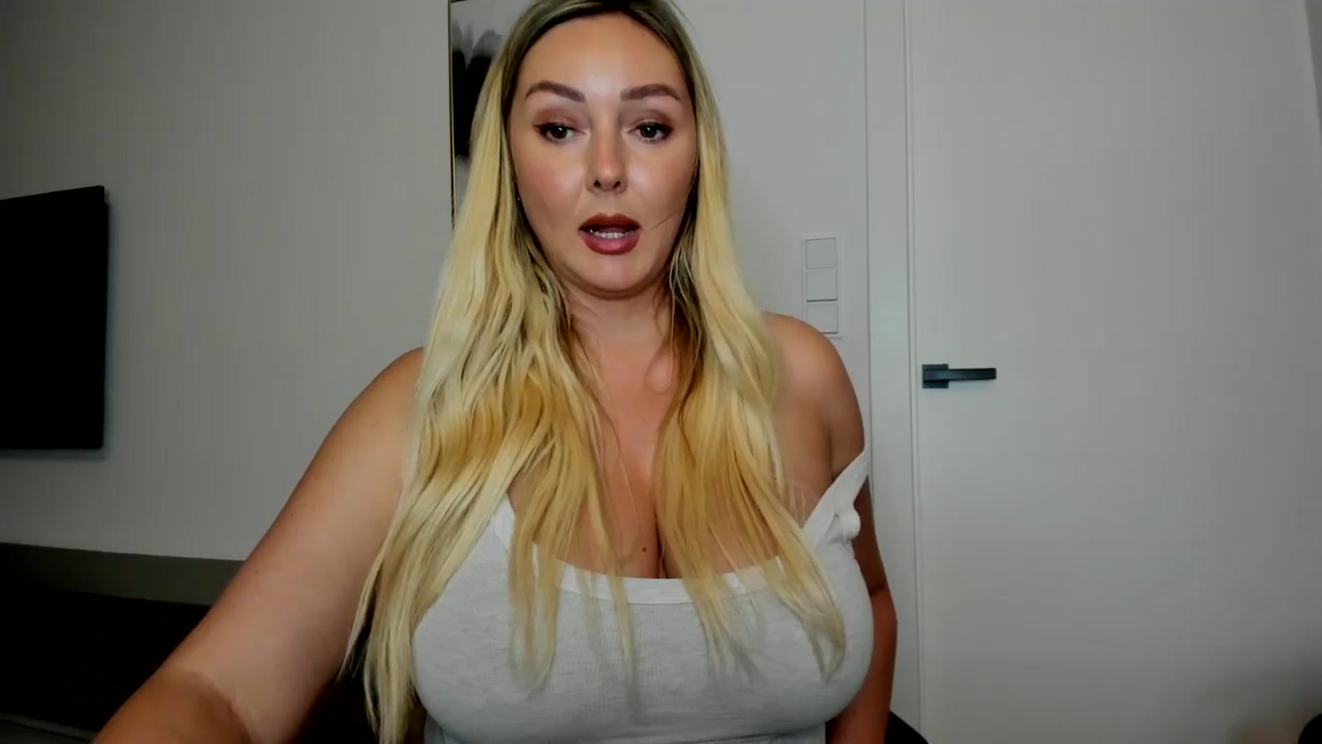 Gallery image thumbnail from Mi_Ha's myfreecams stream on, 08/29/2025, 14:21 image 16 of 20