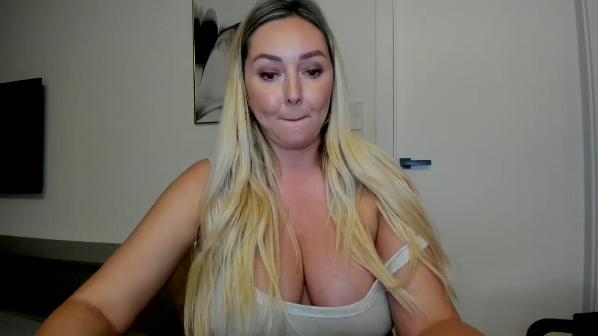 Gallery image thumbnail from Mi_Ha's myfreecams stream on, 08/29/2025, 20:47 image 7 of 20