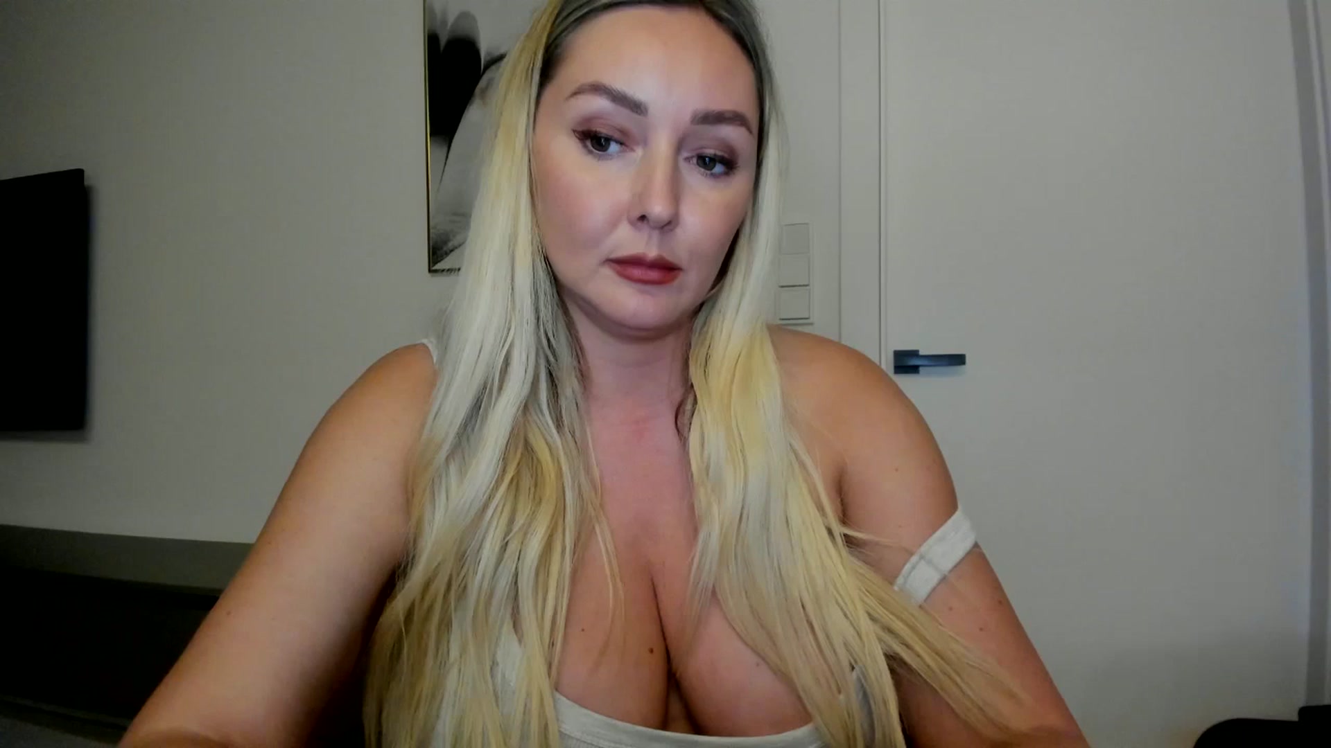 Gallery image thumbnail from Mi_Ha's myfreecams stream on, 08/29/2025, 20:47 image 6 of 20