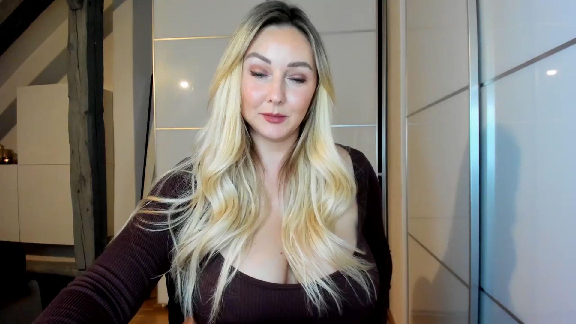 Gallery image thumbnail from Mi_Ha's myfreecams stream on, 09/15/2025, 20:23 image 7 of 20