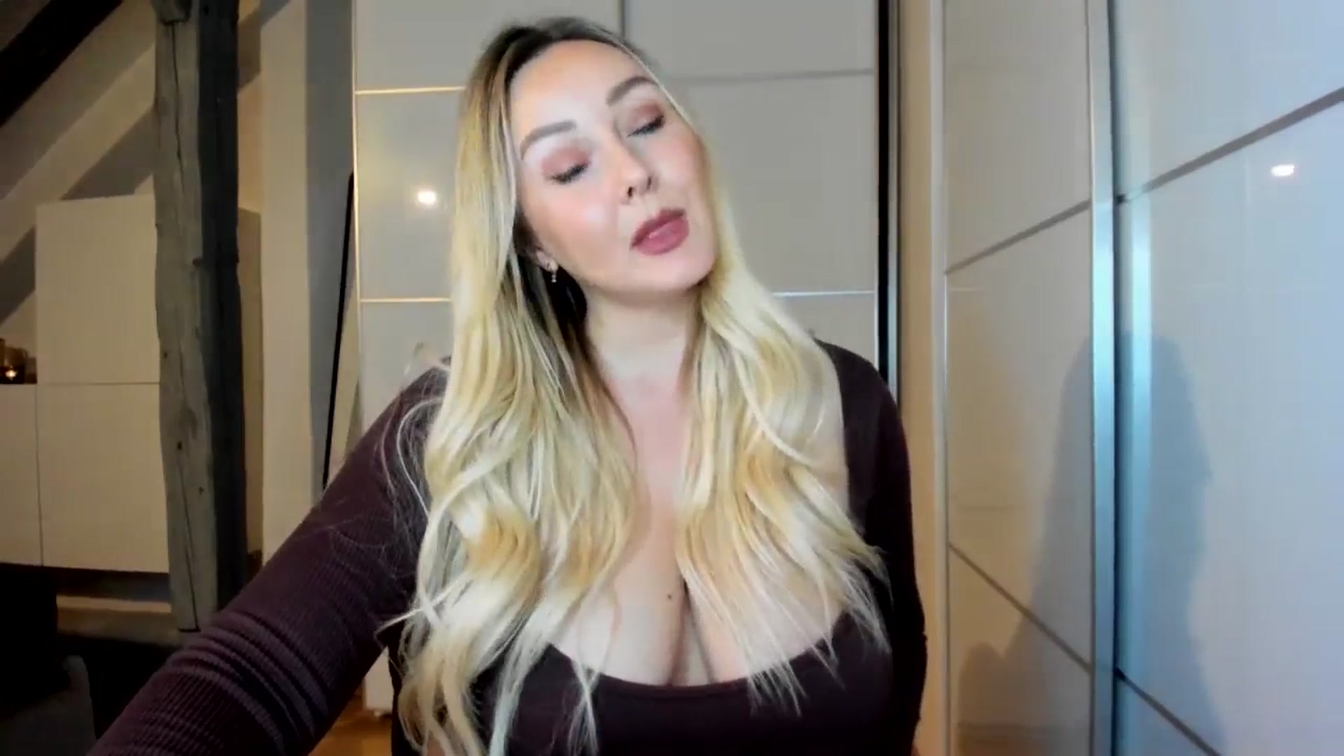 Gallery image thumbnail from Mi_Ha's myfreecams stream on, 09/15/2025, 20:23 image 5 of 20