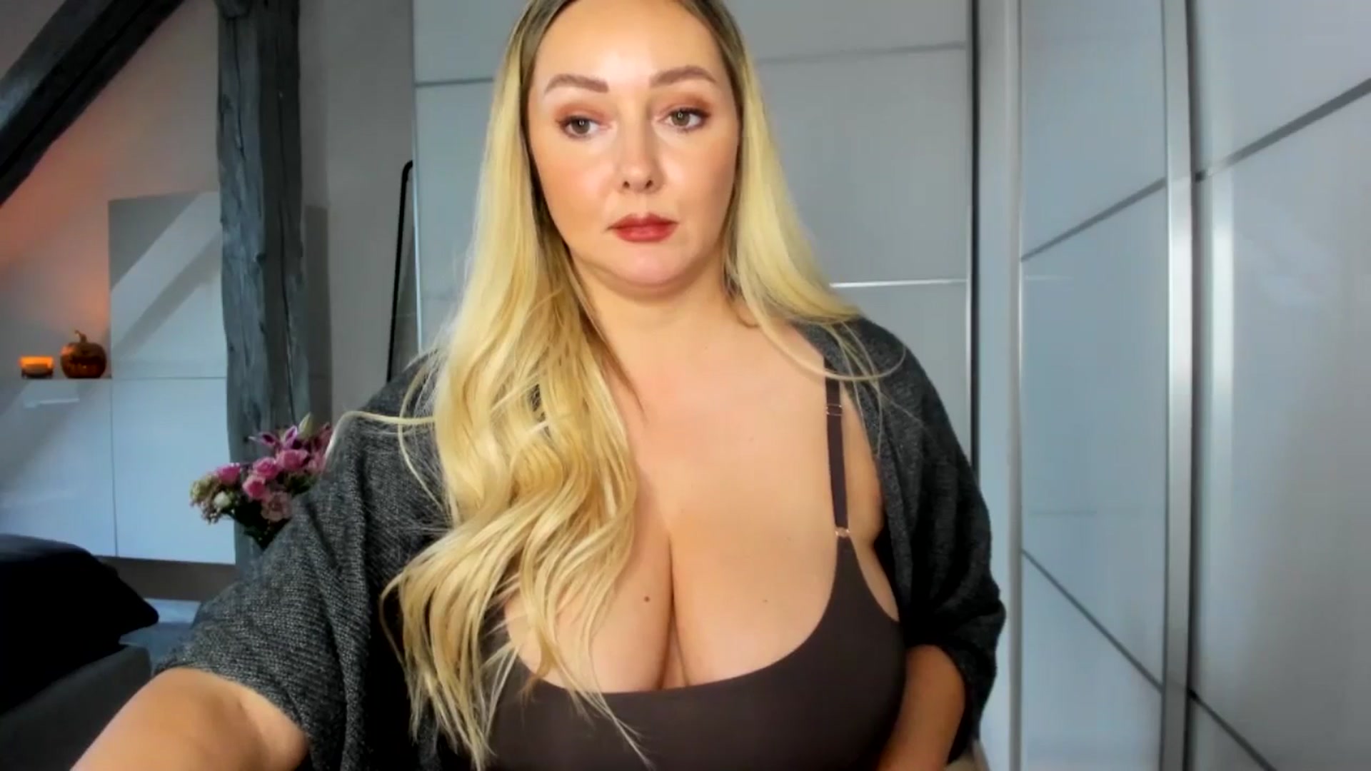 Gallery image thumbnail from Mi_Ha's myfreecams stream on, 09/29/2025, 16:22 image 9 of 20