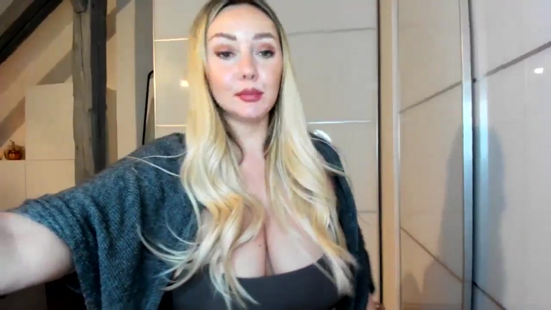 Gallery image thumbnail from Mi_Ha's myfreecams stream on, 09/29/2025, 21:03 image 14 of 20
