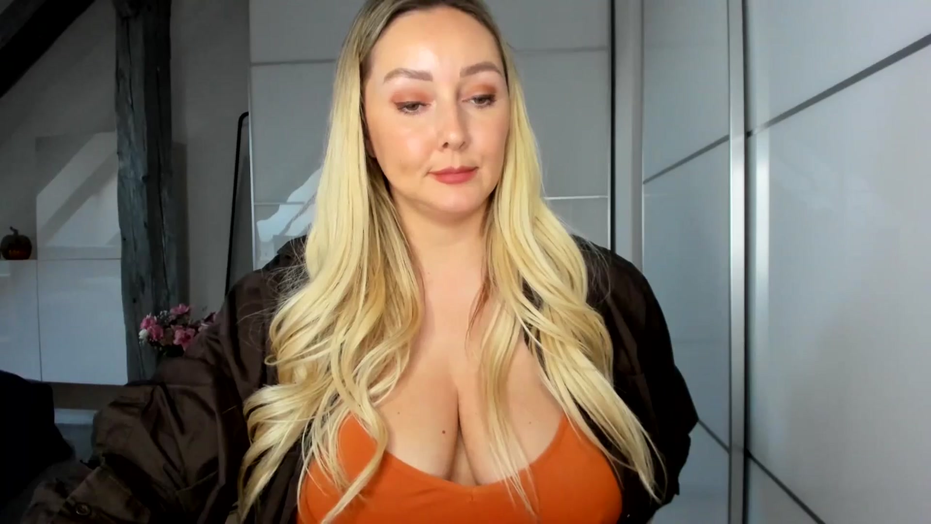 Gallery image thumbnail from Mi_Ha's myfreecams stream on, 10/01/2025, 15:34 image 9 of 20