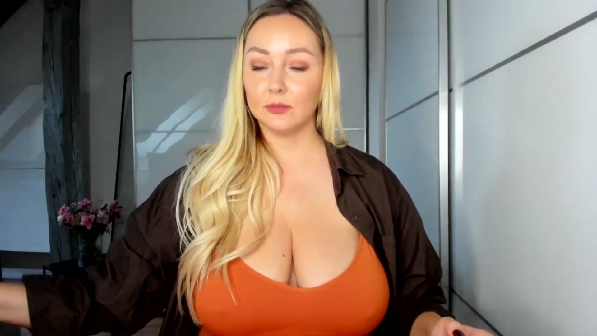 Gallery image thumbnail from Mi_Ha's myfreecams stream on, 10/01/2025, 16:41 image 5 of 20