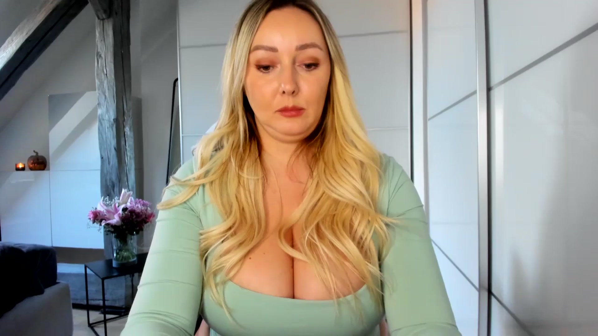 Gallery image thumbnail from Mi_Ha's myfreecams stream on, 10/02/2025, 16:36 image 6 of 20
