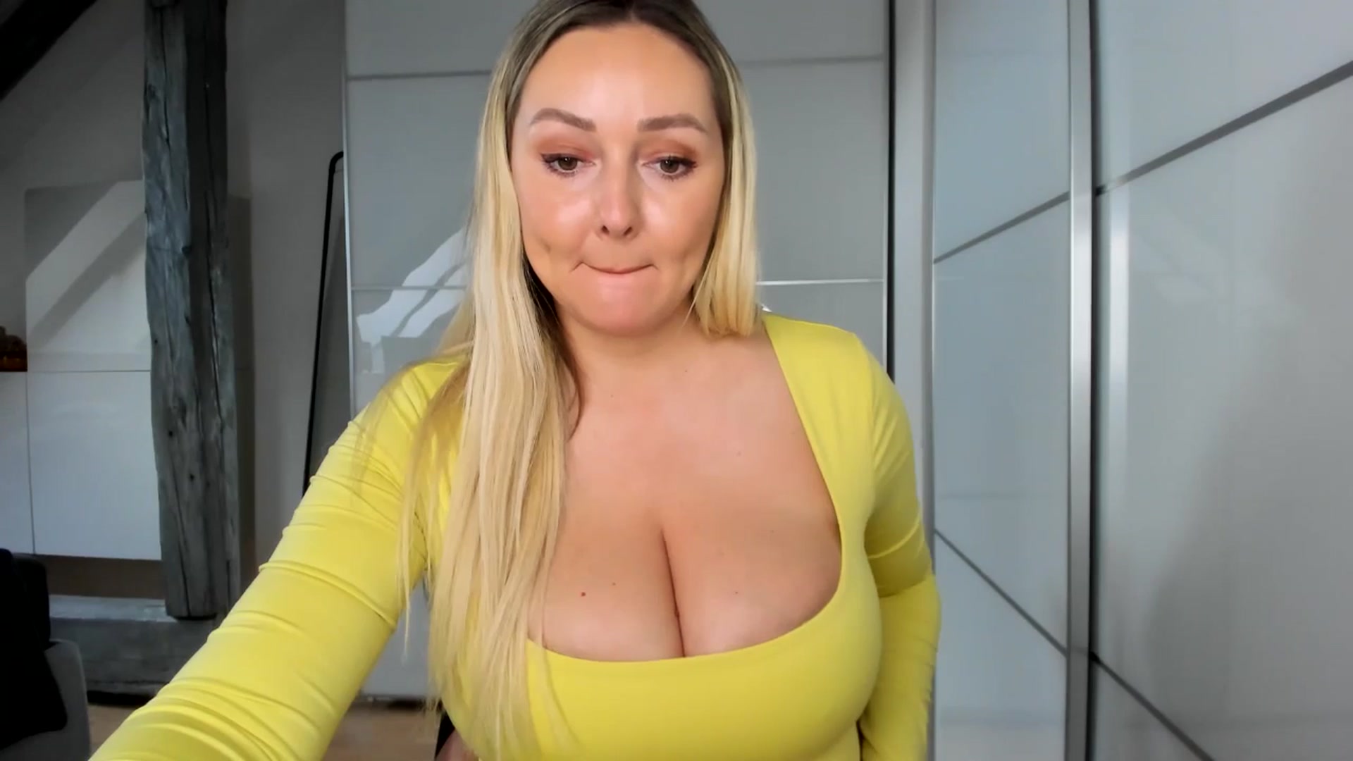 Gallery image thumbnail from Mi_Ha's myfreecams stream on, 10/07/2025, 15:31 image 5 of 20