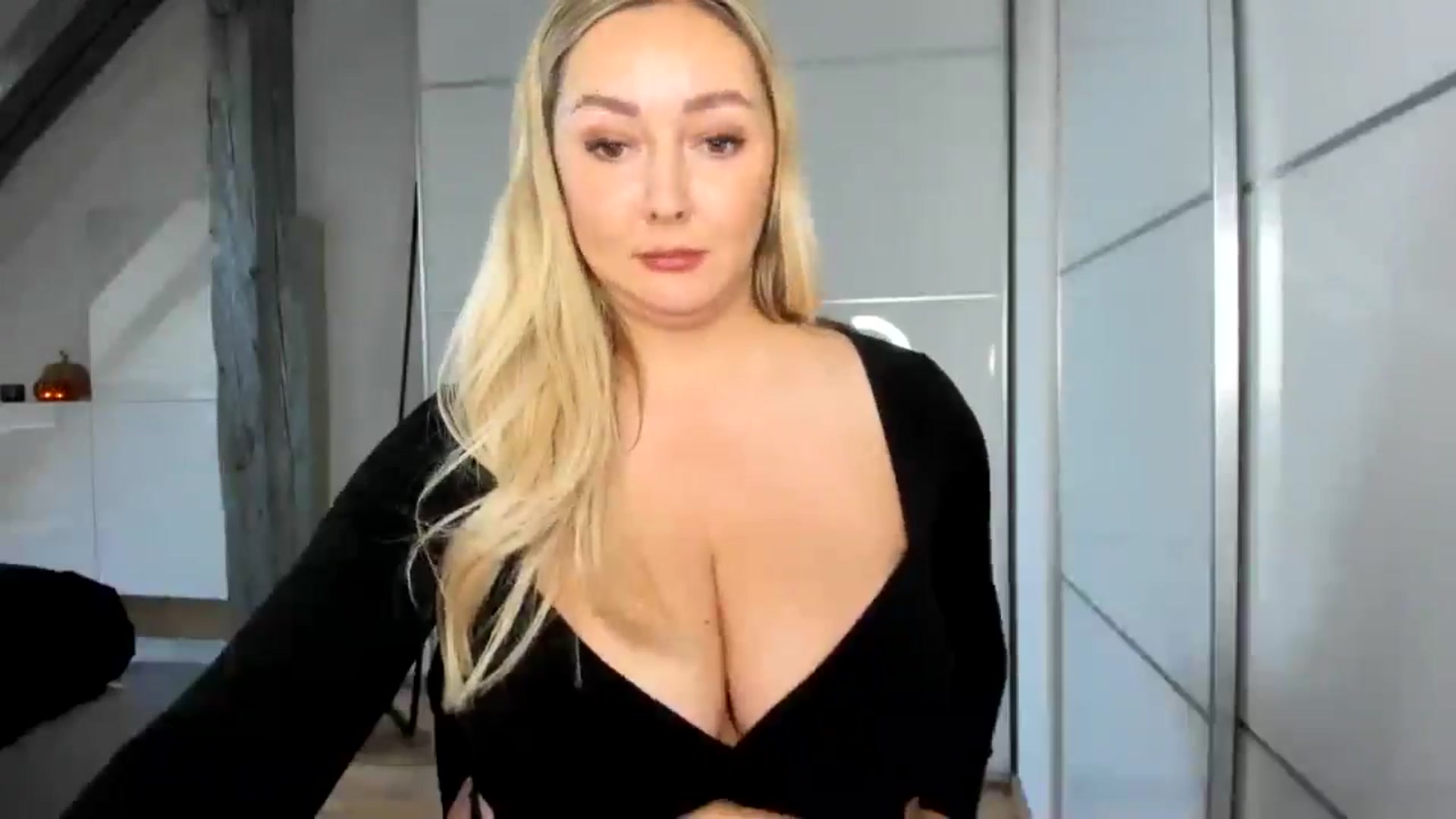 Gallery image thumbnail from Mi_Ha's myfreecams stream on, 10/19/2025, 15:38 image 8 of 20
