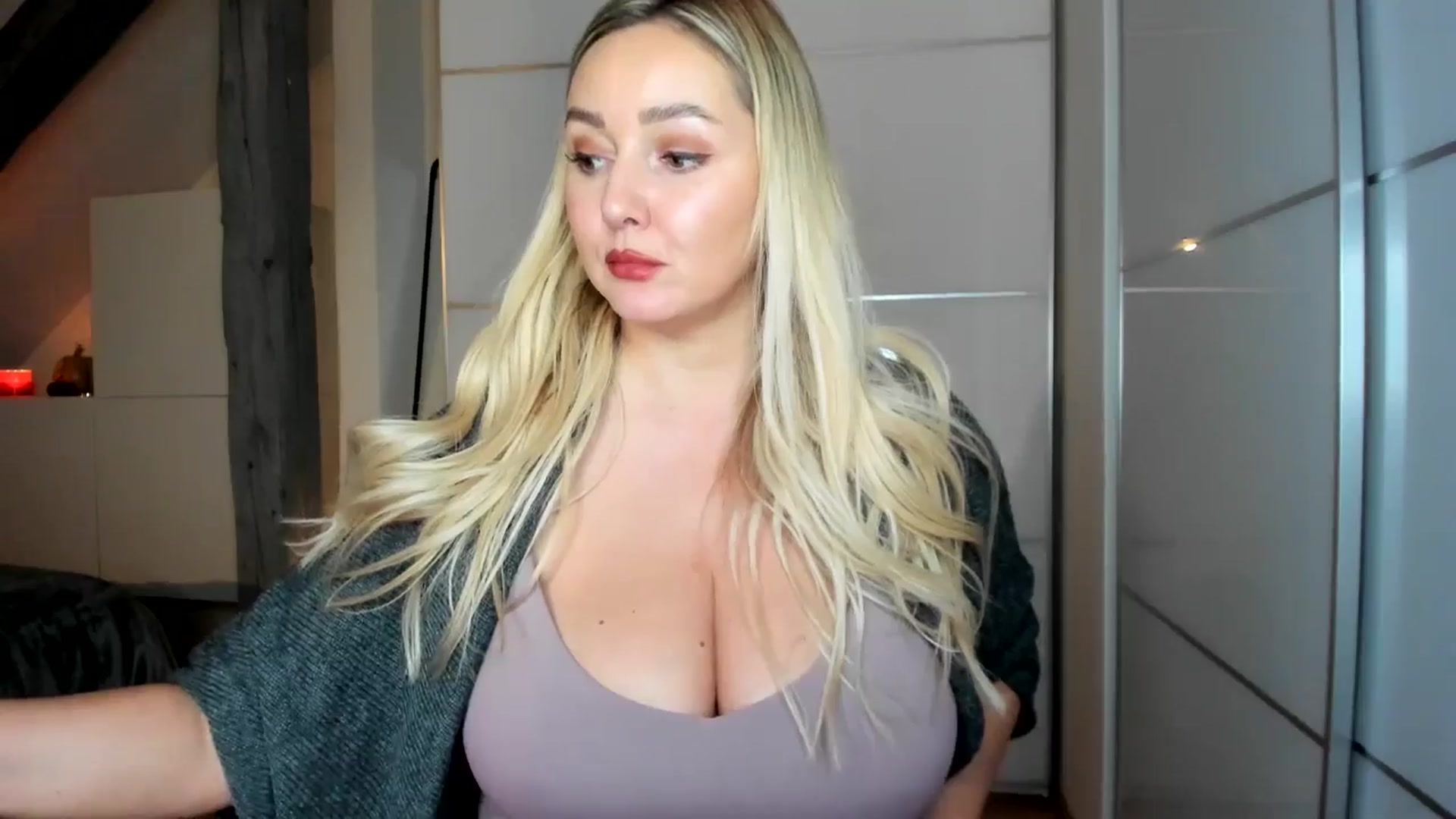 Gallery image thumbnail from Mi_Ha's myfreecams stream on, 10/28/2025, 21:42 image 8 of 20