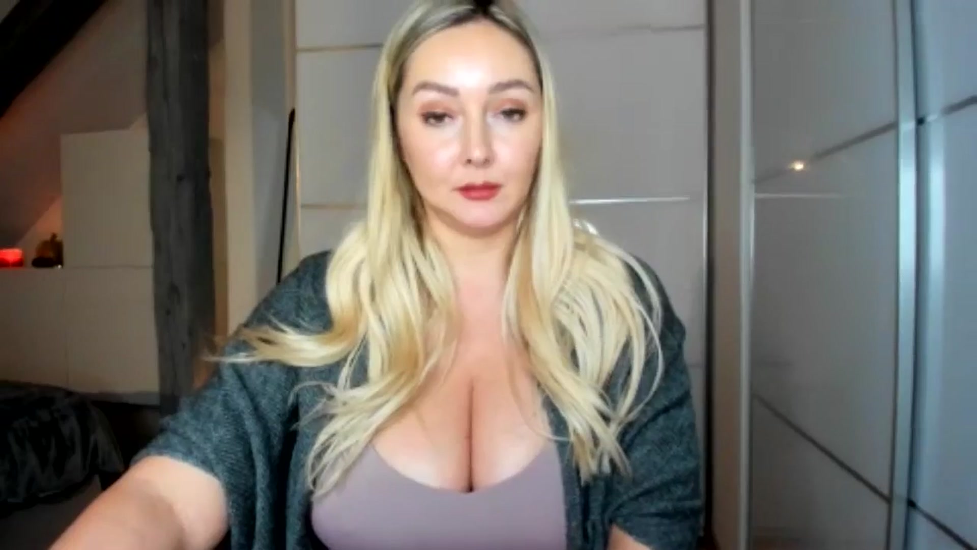 Gallery image thumbnail from Mi_Ha's myfreecams stream on, 10/28/2025, 21:42 image 7 of 20