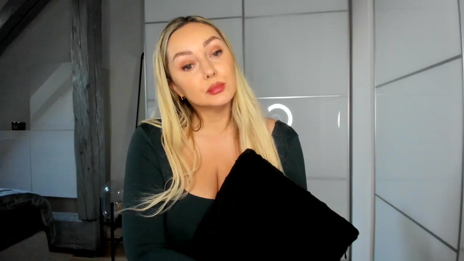 Gallery image thumbnail from Mi_Ha's myfreecams stream on, 11/03/2025, 15:40 image 17 of 20
