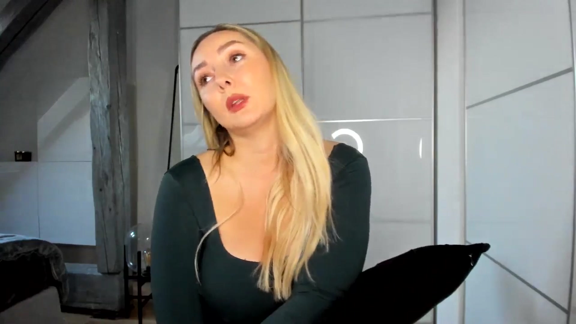 Gallery image thumbnail from Mi_Ha's myfreecams stream on, 11/03/2025, 15:40 image 16 of 20