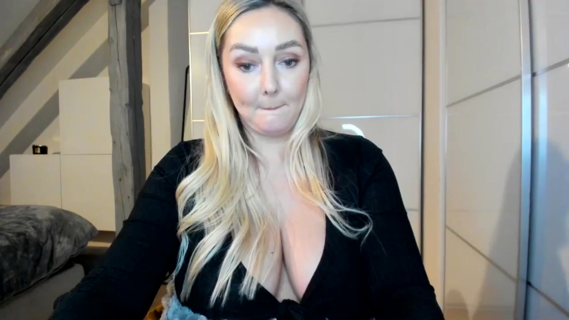 Gallery image thumbnail from Mi_Ha's myfreecams stream on, 11/20/2025, 17:24 image 15 of 20