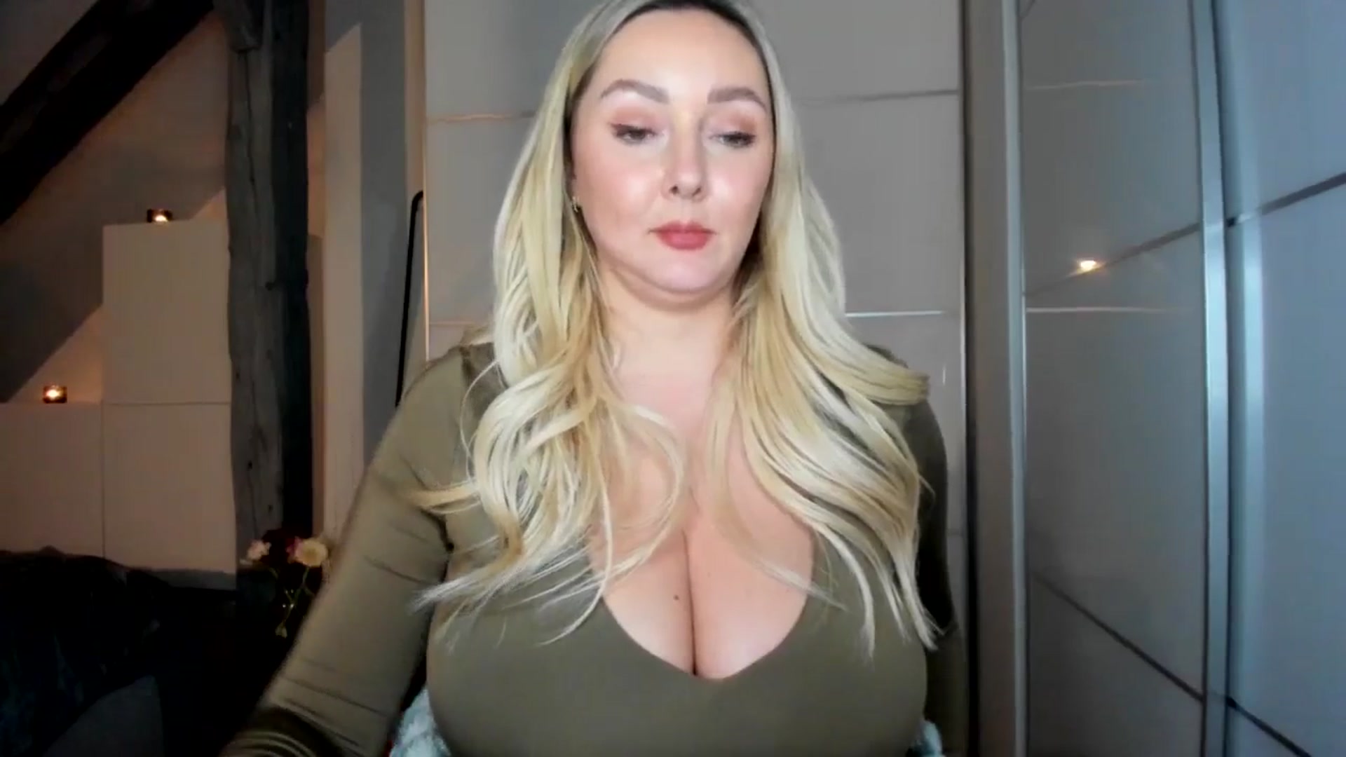 Gallery image thumbnail from Mi_Ha's myfreecams stream on, 11/25/2025, 08:23 image 15 of 20