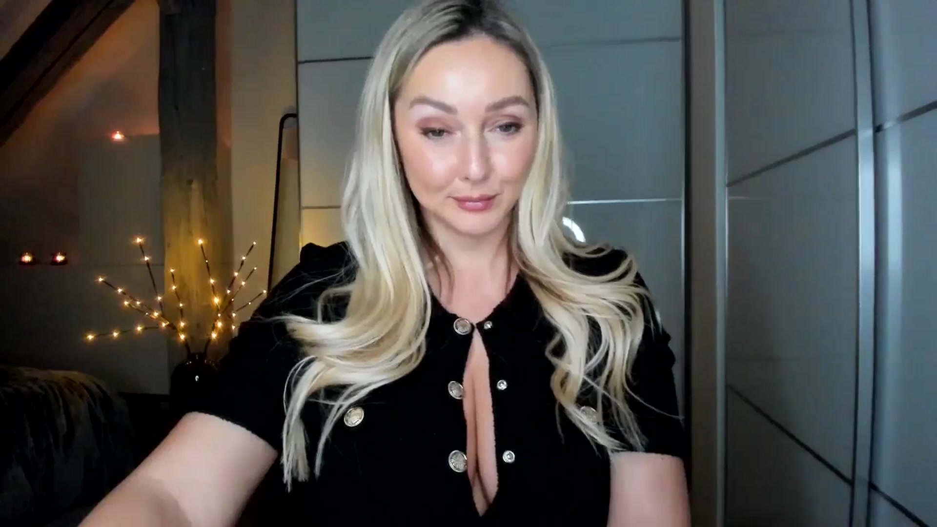 Gallery image thumbnail from Mi_Ha's myfreecams stream on, 12/04/2025, 16:19 image 12 of 20