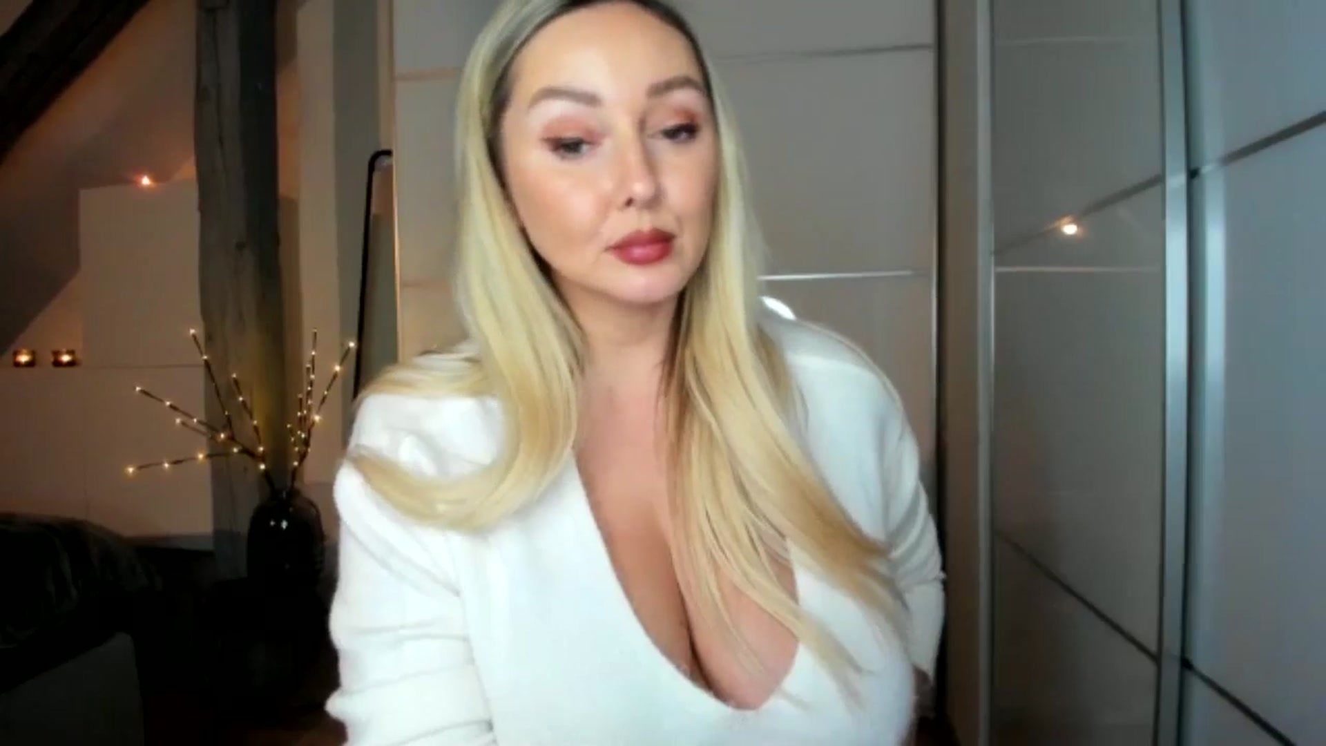 Gallery image thumbnail from Mi_Ha's myfreecams stream on, 12/05/2025, 18:30 image 15 of 20