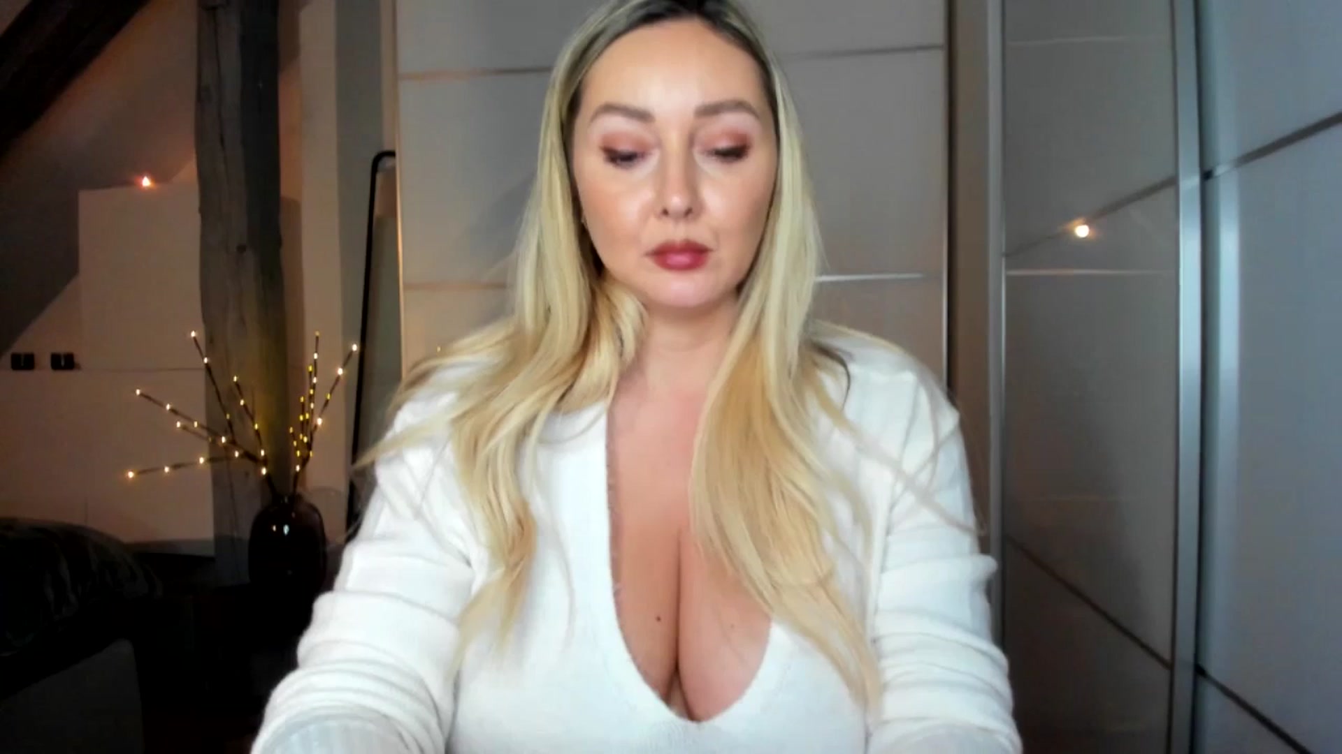 Gallery image thumbnail from Mi_Ha's myfreecams stream on, 12/05/2025, 18:30 image 17 of 20