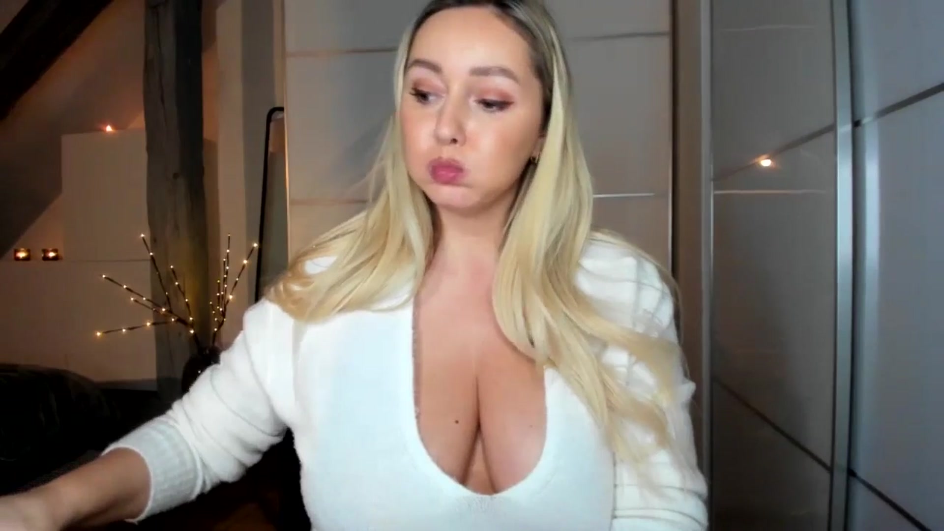 Gallery image thumbnail from Mi_Ha's myfreecams stream on, 12/05/2025, 18:30 image 7 of 20