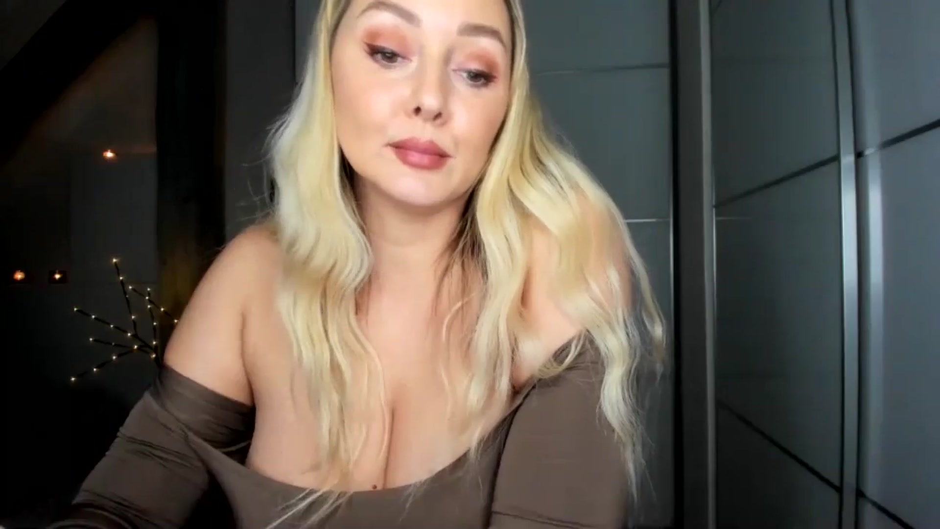 Gallery image thumbnail from Mi_Ha's myfreecams stream on, 12/07/2025, 17:06 image 6 of 20