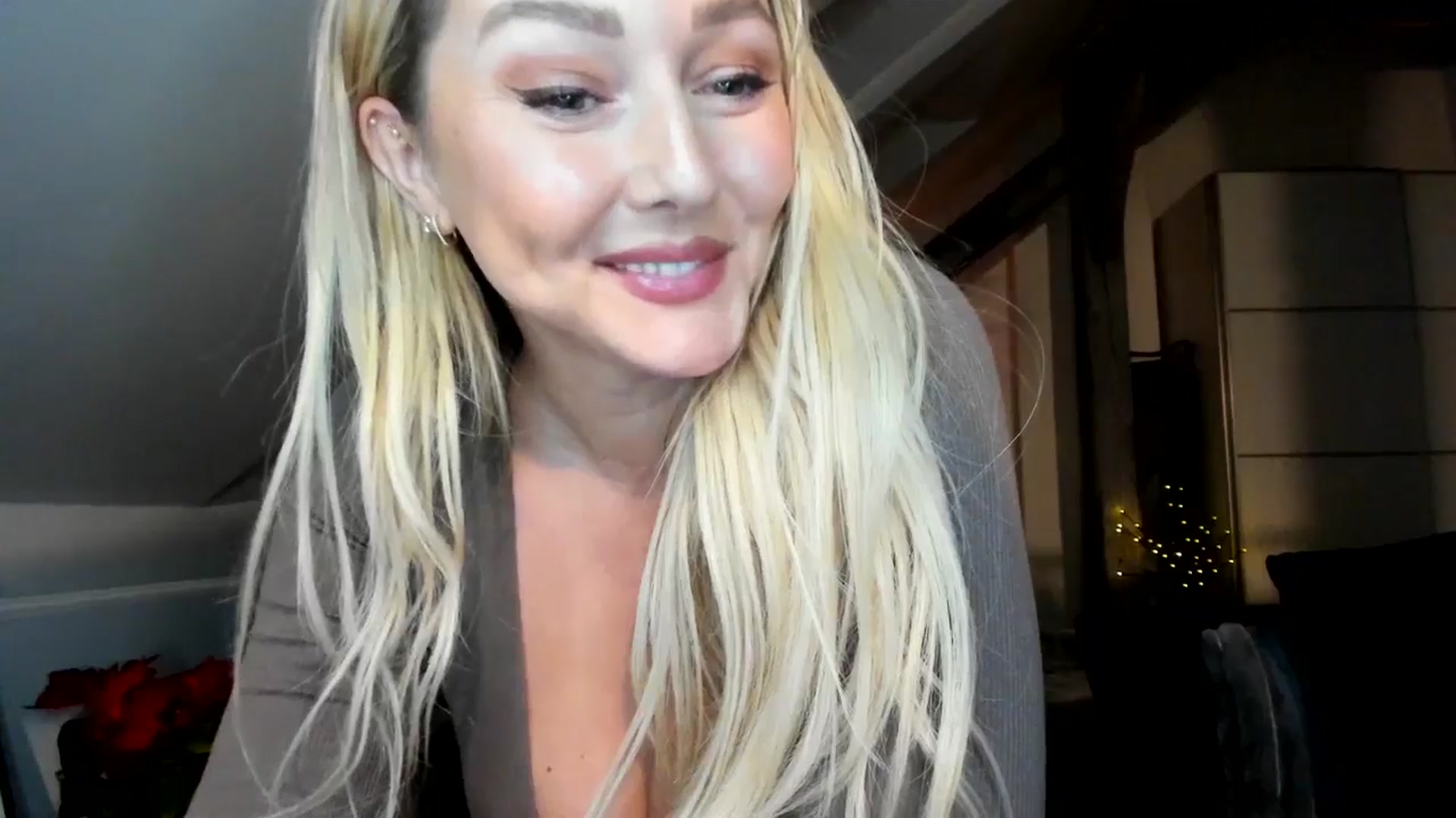 Gallery image thumbnail from Mi_Ha's myfreecams stream on, 12/10/2025, 17:33 image 13 of 20