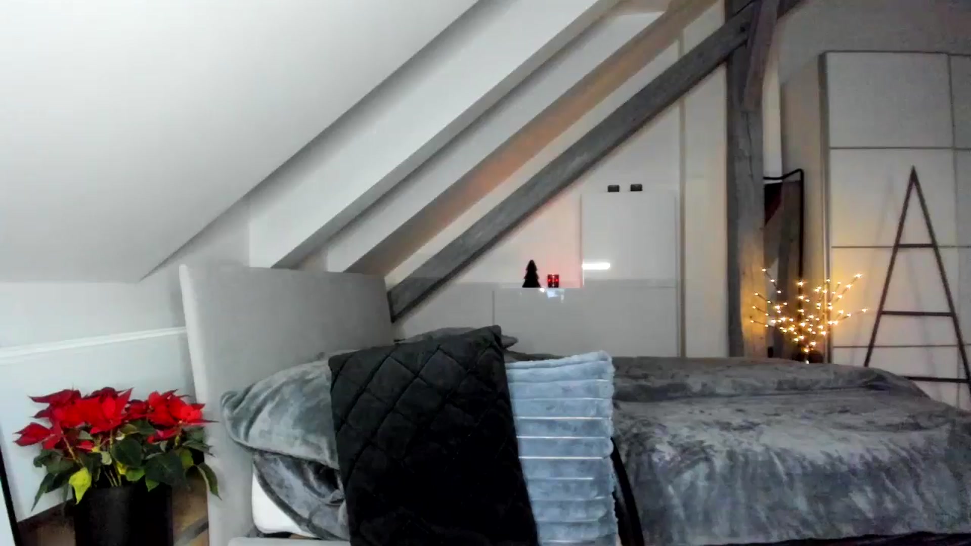 Gallery image thumbnail from Mi_Ha's myfreecams stream on, 12/12/2025, 16:45 image 9 of 20