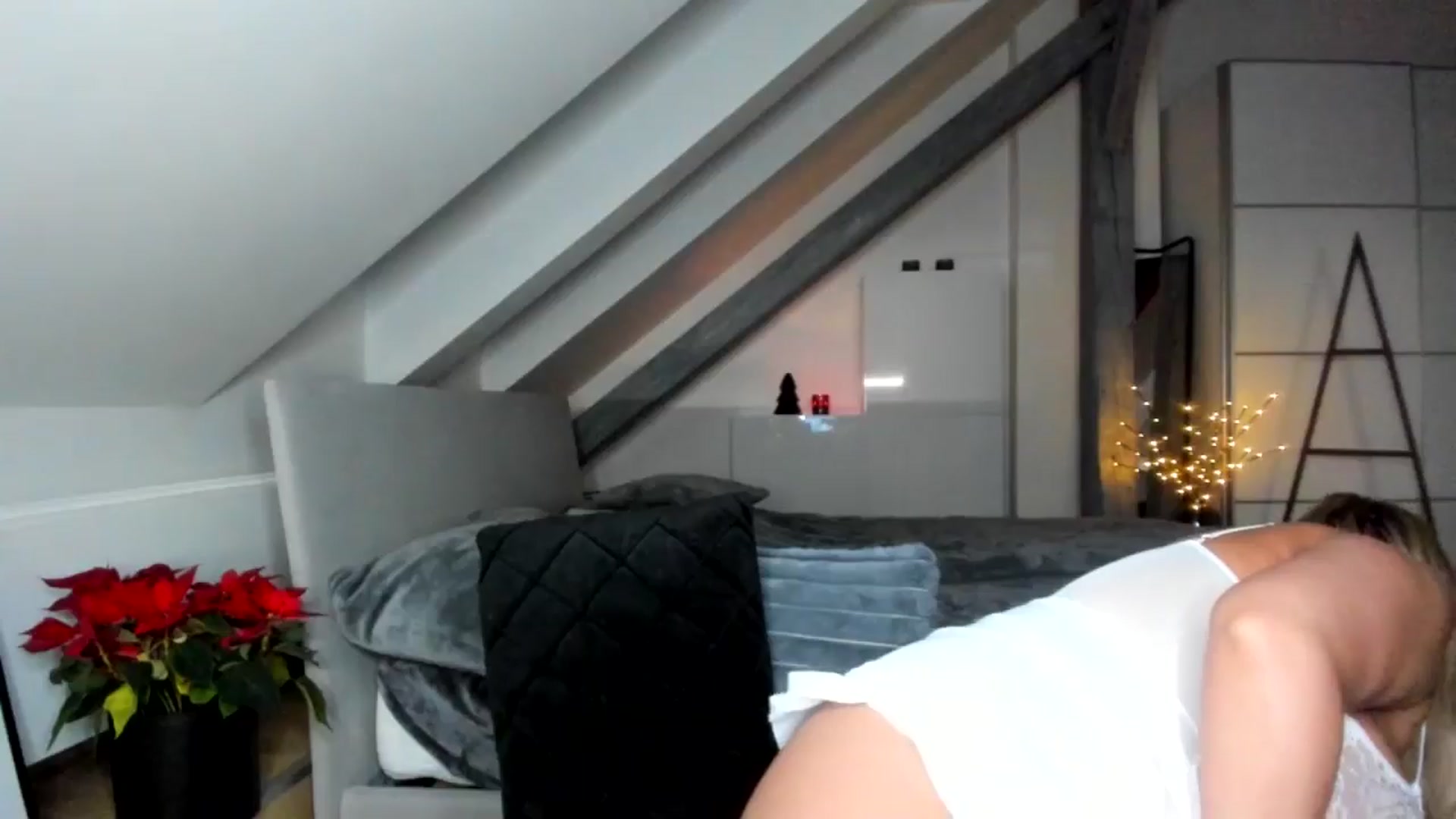 Gallery image thumbnail from Mi_Ha's myfreecams stream on, 12/12/2025, 16:45 image 16 of 20