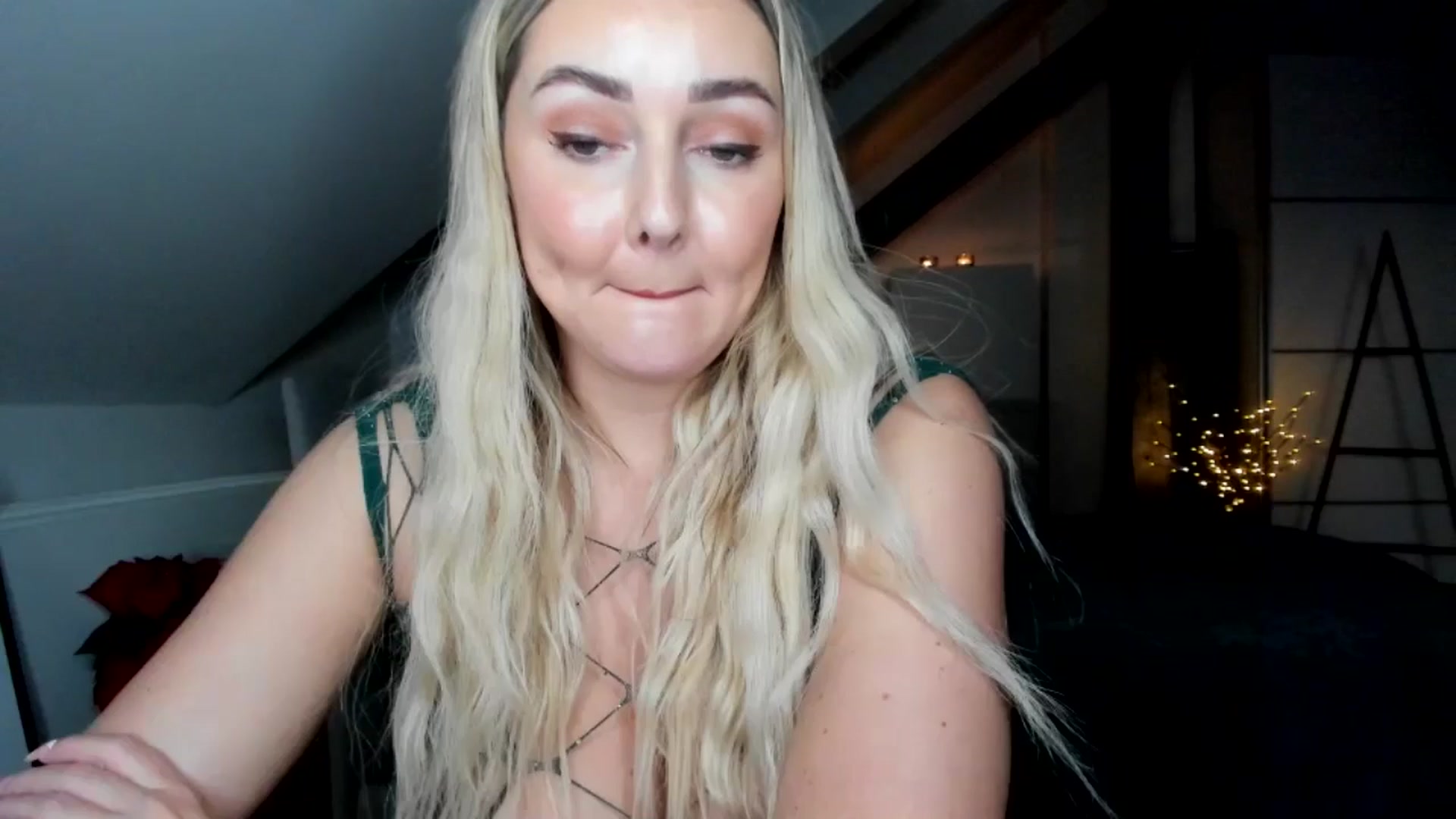 Gallery image thumbnail from Mi_Ha's myfreecams stream on, 12/14/2025, 16:55 image 14 of 20