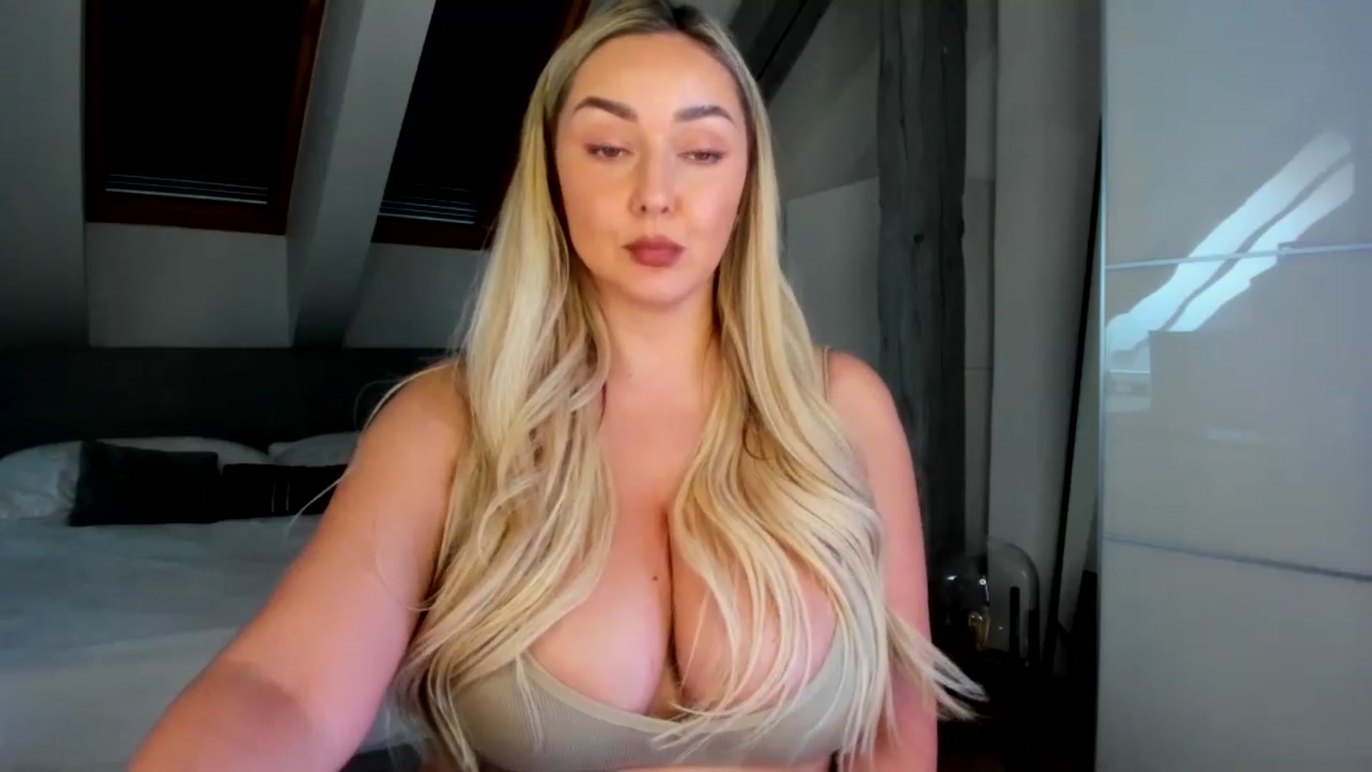 Gallery image thumbnail from Mi_Ha's myfreecams stream on, 03/13/2026, 13:19 image 18 of 20