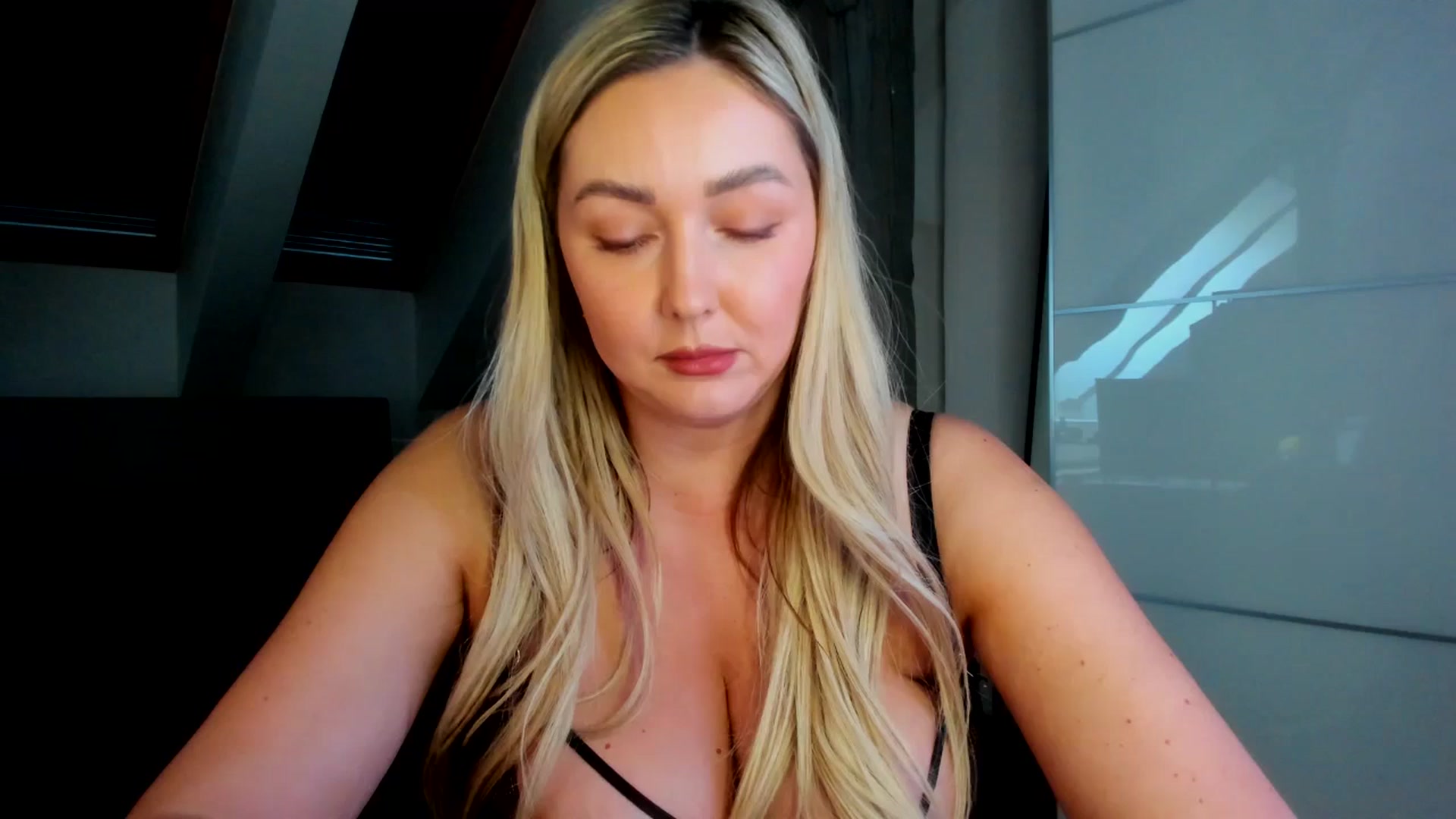 Gallery image thumbnail from Mi_Ha's myfreecams stream on, 03/28/2026, 16:03 image 2 of 20