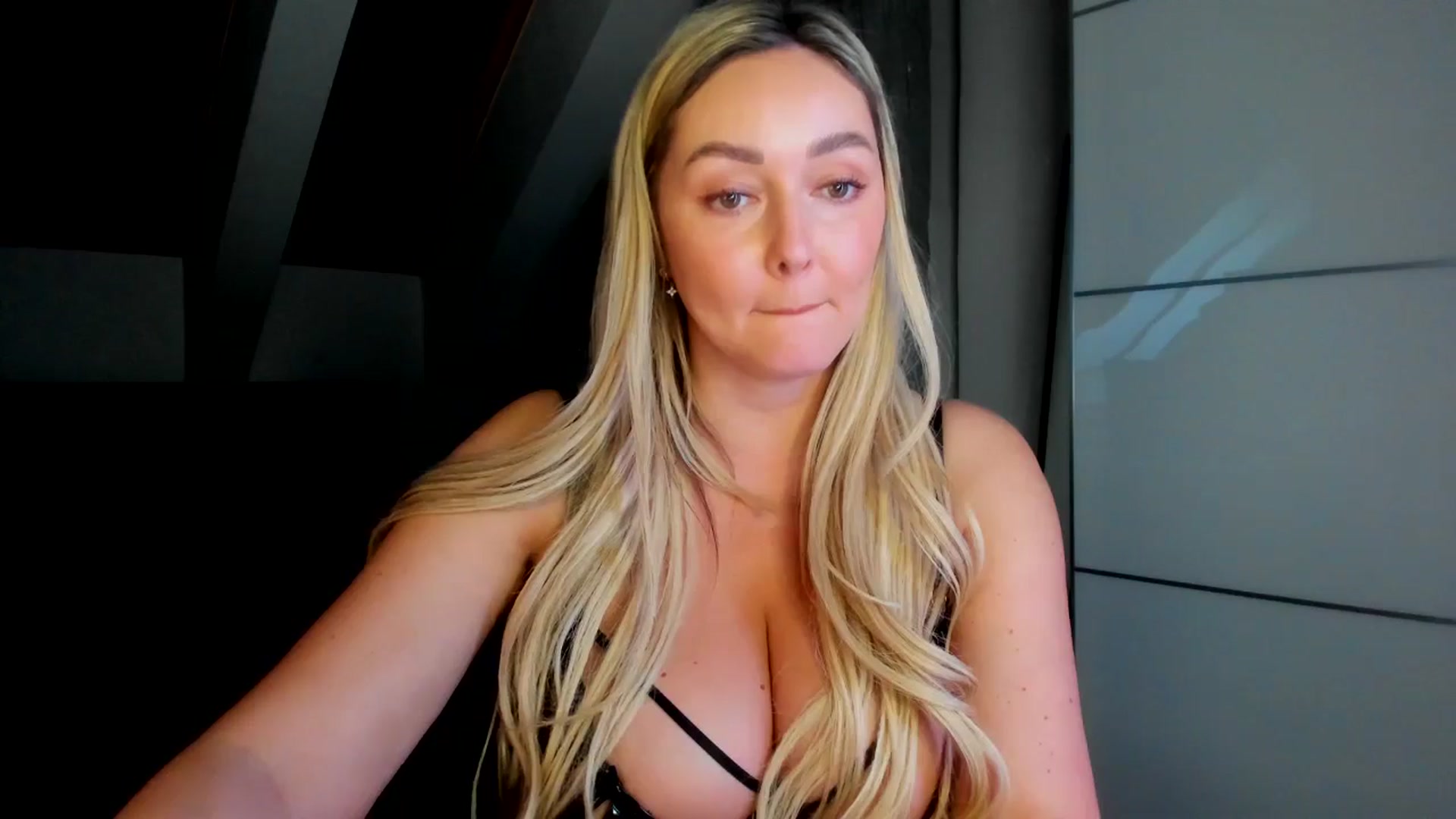Gallery image thumbnail from Mi_Ha's myfreecams stream on, 03/28/2026, 17:24 image 16 of 20