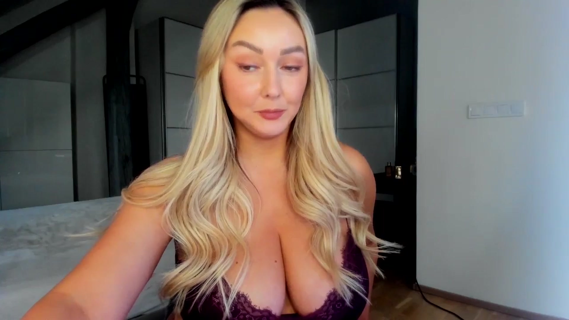 Gallery image thumbnail from Mi_Ha's myfreecams stream on, 04/12/2026, 14:06 image 5 of 20