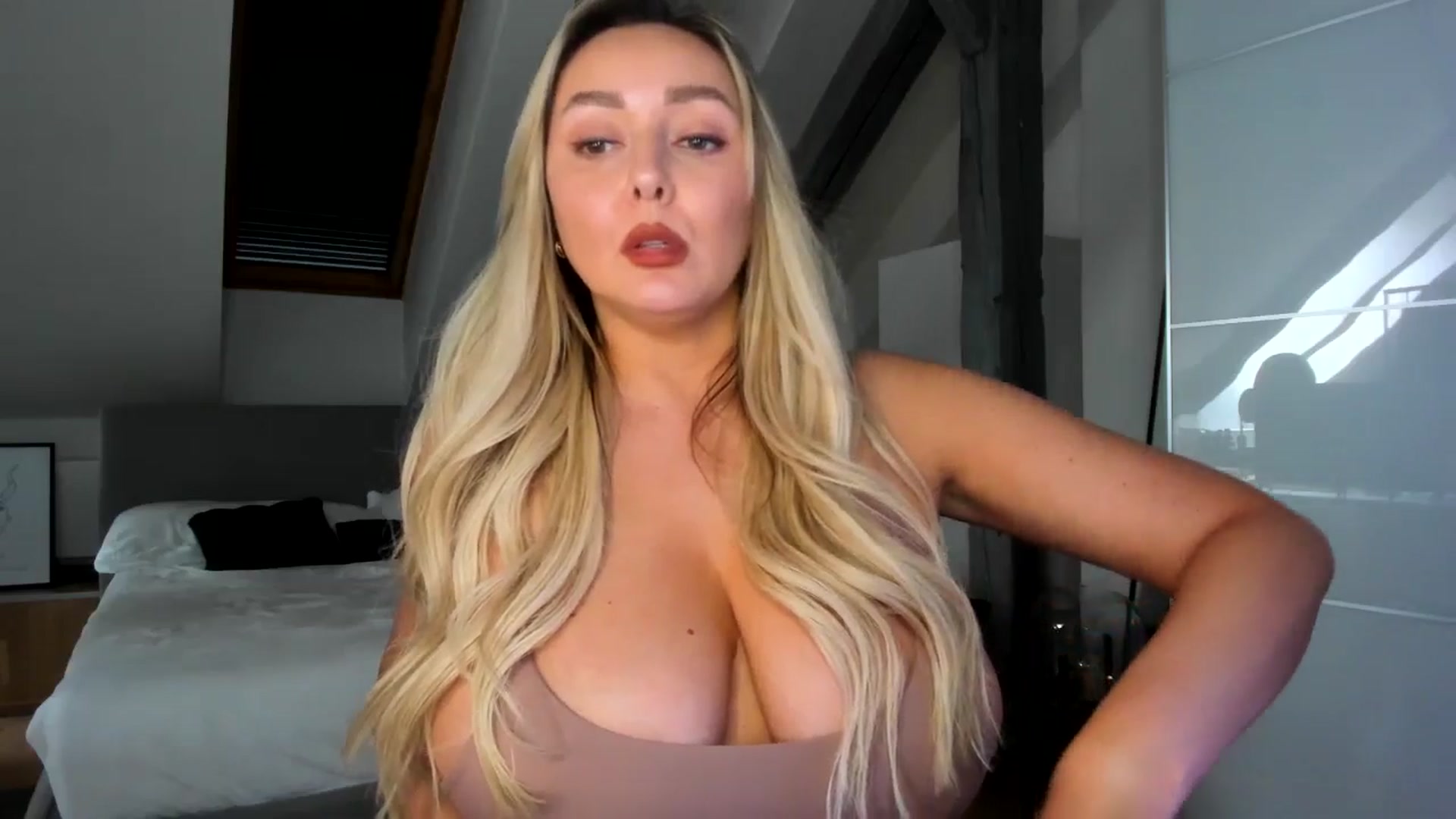 Gallery image thumbnail from Mi_Ha's myfreecams stream on, 04/15/2026, 12:58 image 8 of 20