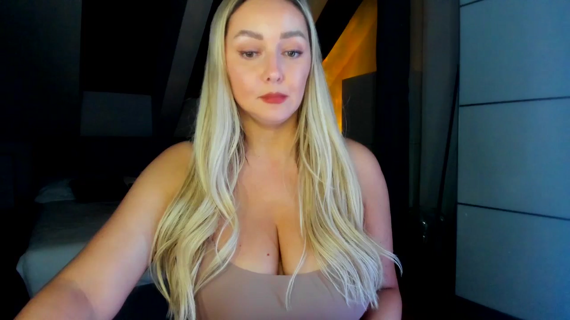 Gallery image thumbnail from Mi_Ha's myfreecams stream on, 04/15/2026, 20:52 image 16 of 20