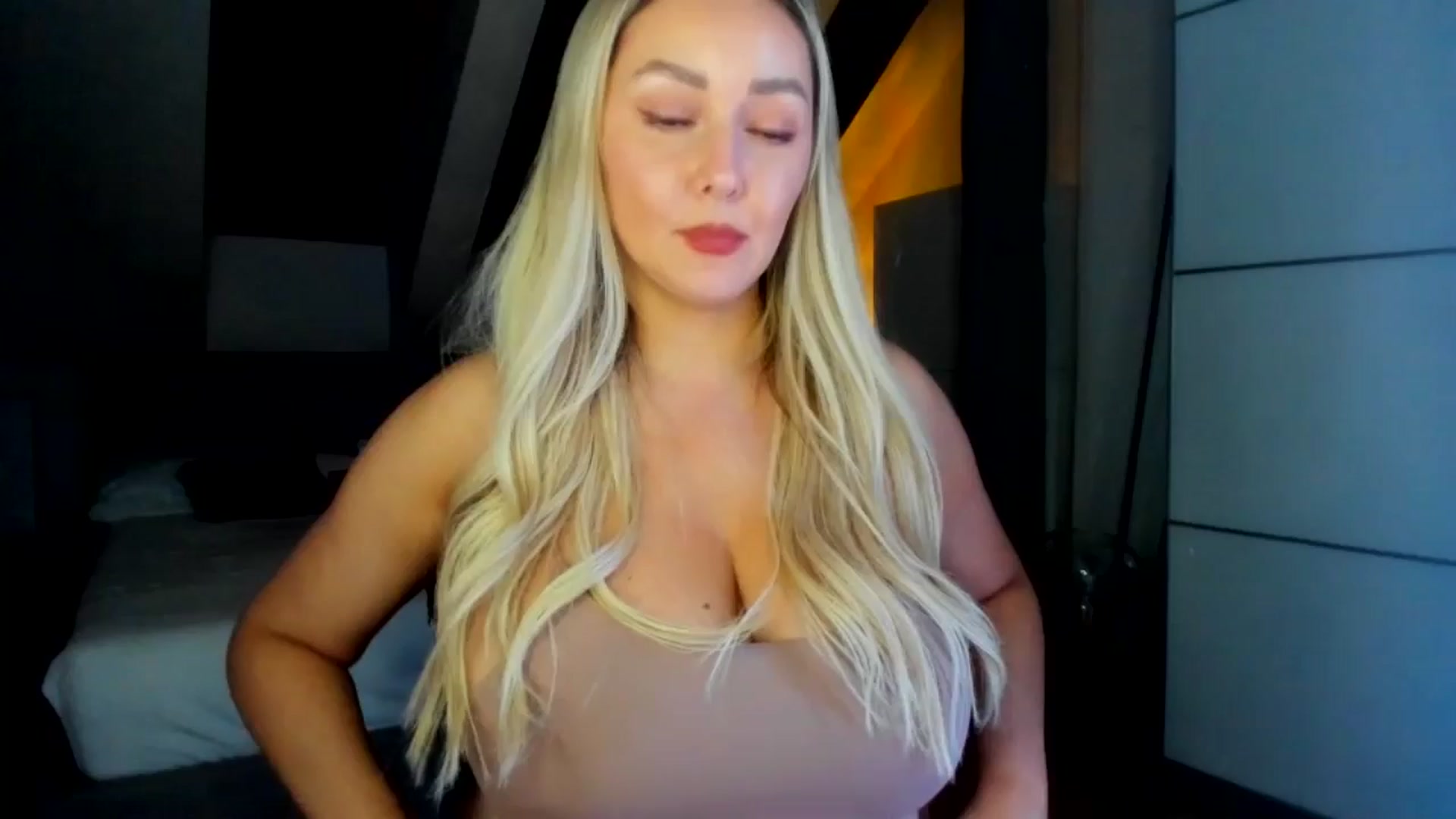 Gallery image thumbnail from Mi_Ha's myfreecams stream on, 04/15/2026, 20:52 image 10 of 20