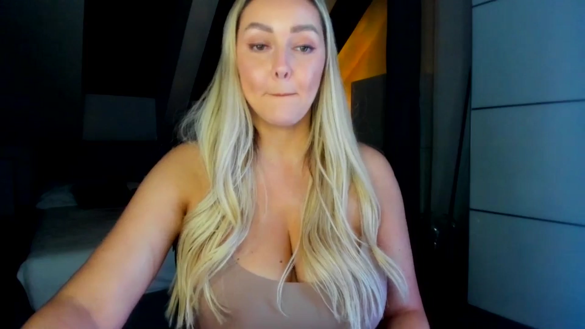 Gallery image thumbnail from Mi_Ha's myfreecams stream on, 04/15/2026, 20:52 image 13 of 20